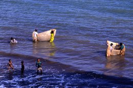 Archipel-des-Comores;-Enfants;-Filet;-France;-Kaleidos;-Kaleidos-images;-La-parole-à-limage;-Laurent-Abad;-Mayotte;-Mer;-Océan-Indien;-Pêche;-Pêche-collective;-Stories-Pictures;-Vie-quotidienne